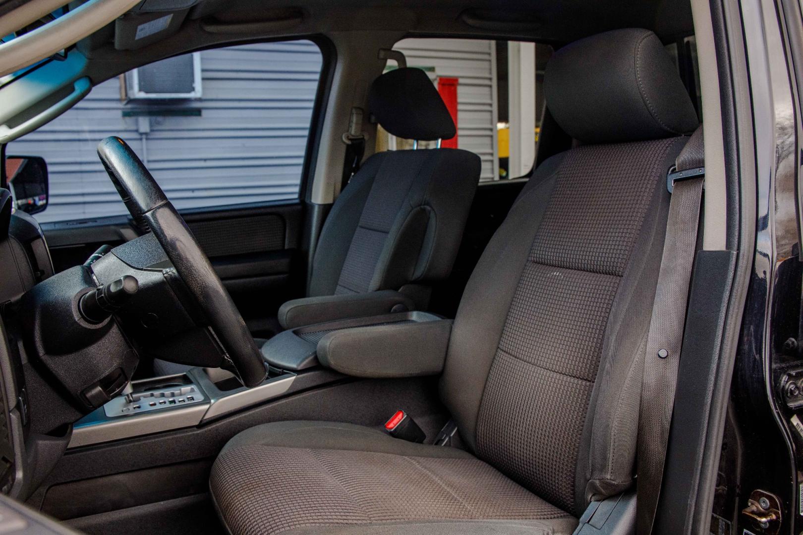 2011 BLACK NISSAN TITAN SV Crew Cab 2WD (1N6BA0ED7BN) with an 5.6L V8 DOHC 32V FFV engine, 5-SPEED AUTOMATIC transmission, located at 420 E. Kingsbury St., Seguin, TX, 78155, (830) 401-0495, 29.581060, -97.961647 - Photo#14